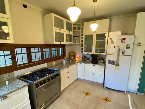 Casa 6 ambientes con 4 baños