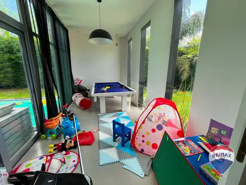 Casa en Venta con 2 cocheras