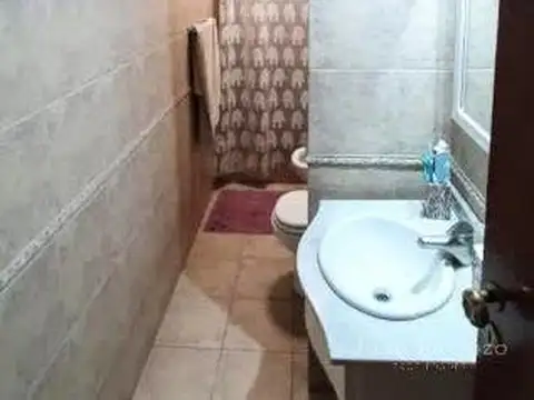 Duplex en Venta en Llavallol: 2 dormitorios, cochera y terraza. Acepta permuta.