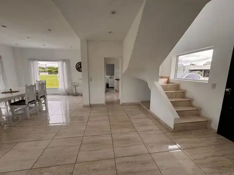 Casa 5 ambientes con 3 baños