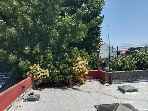 VENTA CASA 7 AMBIENTES. SARANDÍ. TERRAZA Y JARDIN