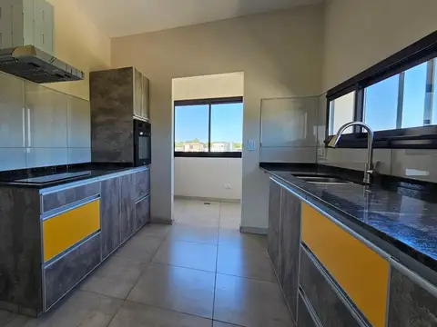 Casa en Venta con 3 cocheras