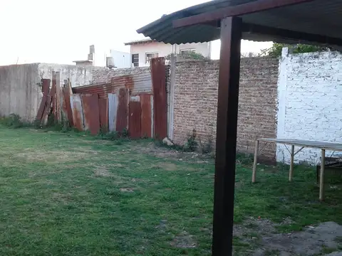 Local Con Terreno Libre En Venta. Rafael Castillo