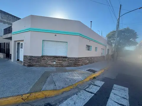 Casa impecable - 2 amb con patio y gran terraza  - todo recien pintado - sin expensas