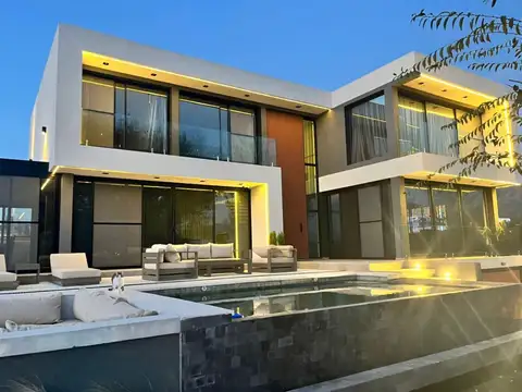 Venta casa exclusiva de tres dormitorios con pileta en country Carlos Paz Golf