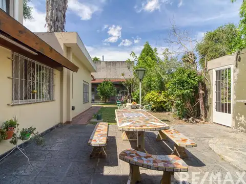 Casa en Venta con 2 cocheras