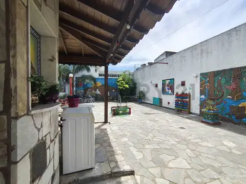 Venta casa 6 Ambientes en 2 plantas, fondo libre ,quincho y Parrilla. Luz Trifásica Habilitada 