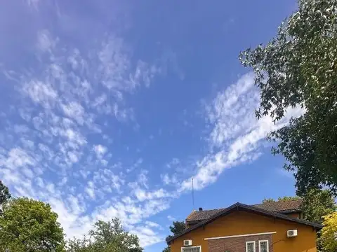 CASA EN PARQUE LELOIR C/ 4 DORMS, QUINCHO, PILETA - FINANCIA