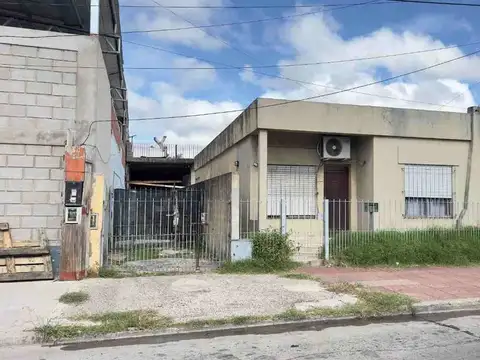 VENTA CASA CON GALPON SOBRE LOTE PROPIO -CASTELAR