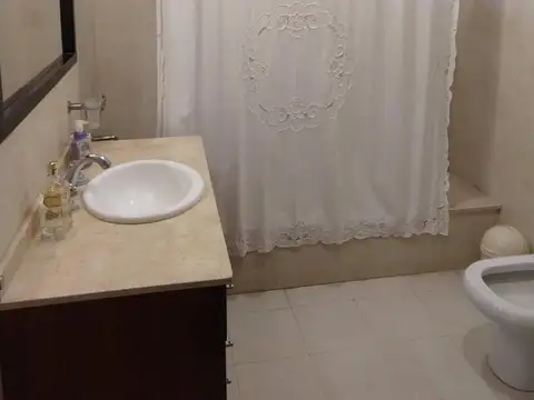 Casa en una planta funcional y amplios espacios.