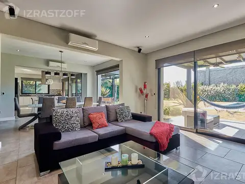 Casa en Venta con 2 cocheras