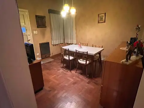 Casa dos dormitorios con patio y cochera en VENTA en Banfield. FINANCIA DUEÑO.