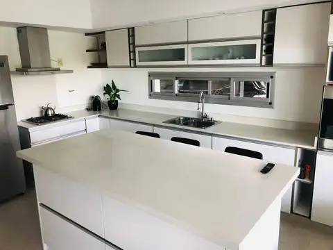 Casa 6 ambientes con 4 baños