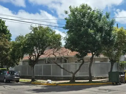 CASA 4 DOR. con PILETA en VENTA en Acassuso 