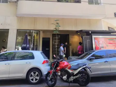 Posadas al 1400 esquina Rodríguez Peña, Recoleta. Piso 1. Al frente. 72 m2. 4 ambientes. 3 dormitorios. 2 baños. Dependencias de servicio. Muy luminoso.