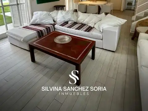 Casa en Alquiler con 2 cocheras