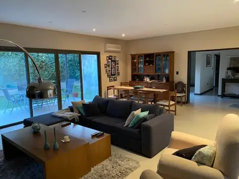 Casa 6 ambientes con 4 baños