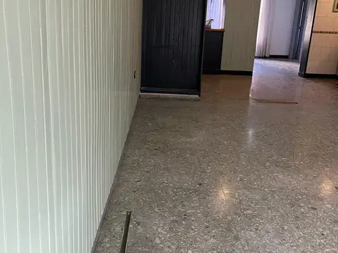 Casa 6 ambientes con 2 baños