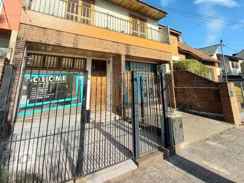 IMPORTANTE CASA EN PLANTA ALTA CON 2 LOCALES. AMPLIO TERRENO.  CALLE SARMIENTO. CASTELAR NORTE