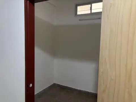 Alquilo local con baño y privado 40 mts2.
