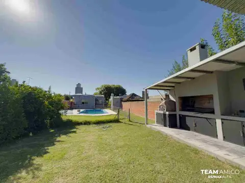 Casa 2 dormitorios en Venta en Los Hornos pileta