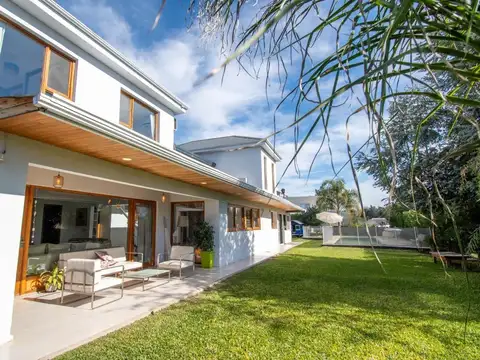 Casa 4 ambientes con 3 baños