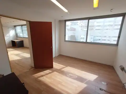 Oficina 8 ambientes con 2 baños