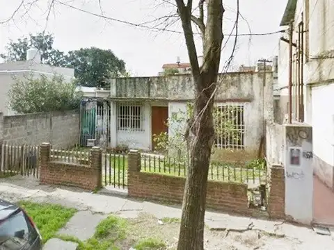 CASA A RECICLAR de 55m2 CON GALPON AL FONDO de 180m2
