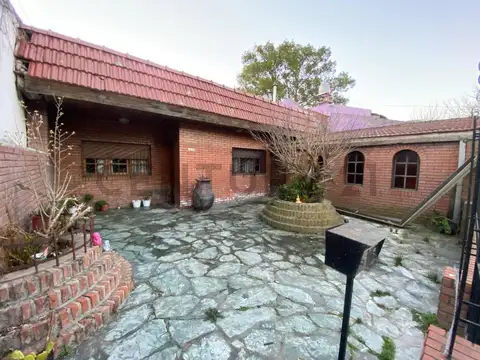 486 e/ 11 y 12 - VENTA DE CASA CON PILETA EN VILLA CASTELLS - A REFACCIONAR