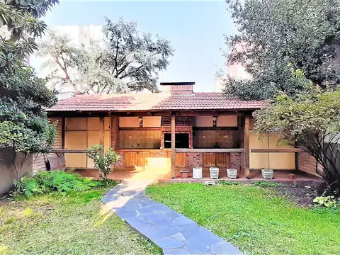 Excelente Ubicación, Departamento de tres ambientes, con patio, jardín y quincho.