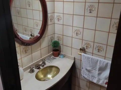 *EXCEL. CHALET DE 6 AMB. SOBRE LOTE DE 8,66 X 33,47 *4 DORMITORIOS + PLAYROOM *GARAGE PARA 2 AUTOS