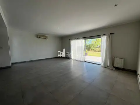 Casa 5 ambientes con 3 baños