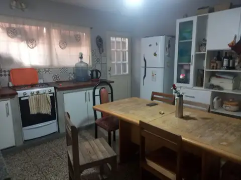 Casa 6 ambientes con 2 baños
