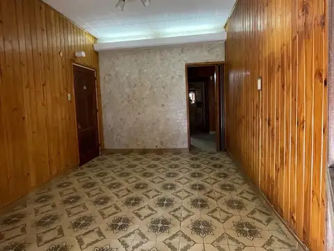 Casa 8 ambientes con 2 baños