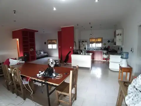Casa 4 ambientes con 2 baños