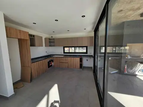 Casa 5 ambientes con 3 baños