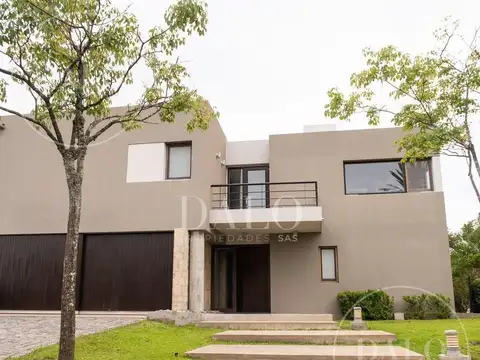 Casa en Venta con 6 cocheras