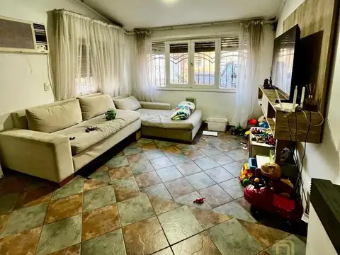 VENTA CASA TRES DORMITORIOS CON COCHERA PATIO EN BARRIO LAS HERAS