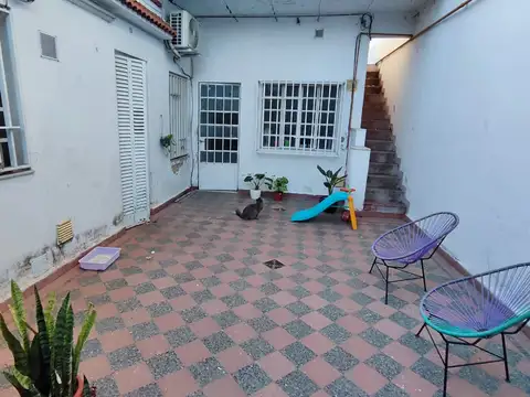 CASA 2 DORMITORIOS CON GARAGE Y JARDIN: USD 240.000  -PELLEGRINI 3500 . -)