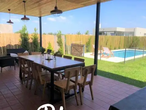 Casa 4 ambientes con 4 baños