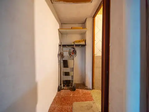 Dpto de pasillo en barrio Agote, ideal refaccionar, o emprendimiento!