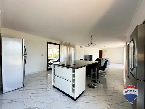 Casa en Venta con 3 cocheras