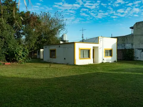 Importante lote con casa 3 amb, muy buena ubicacion: en Luis Davila 400, Llavallol