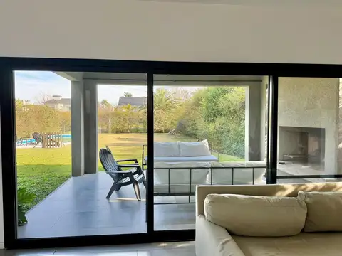 Casa en Venta con 2 cocheras