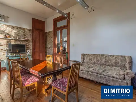 Este edificio tiene todo lo que necesitas: Tu Casa, tu Comercio, un Loft para renta y Cocheras!