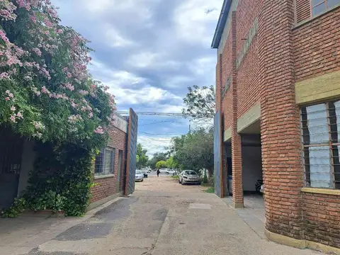 Ubicación estratégica  Oficinas/Talleres/Depósito