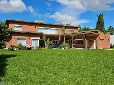 Casa en venta - 3 Dormitorios 3 Baños - La Plata