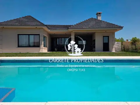 Casa en ALQUILER con pileta y cochera. Lote con fondo a verde. Barrio San Ramiro