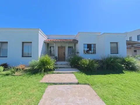 CASA A LA LAGUNA B° SANTA ISABEL I