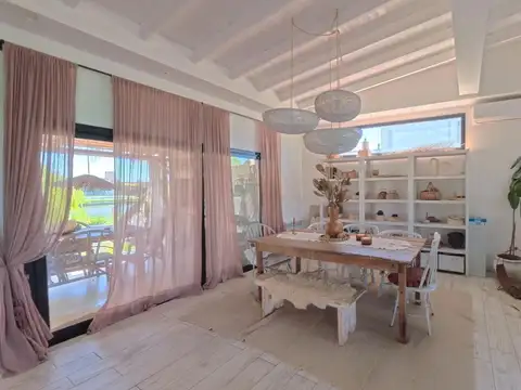 Casa 4 ambientes con 2 baños